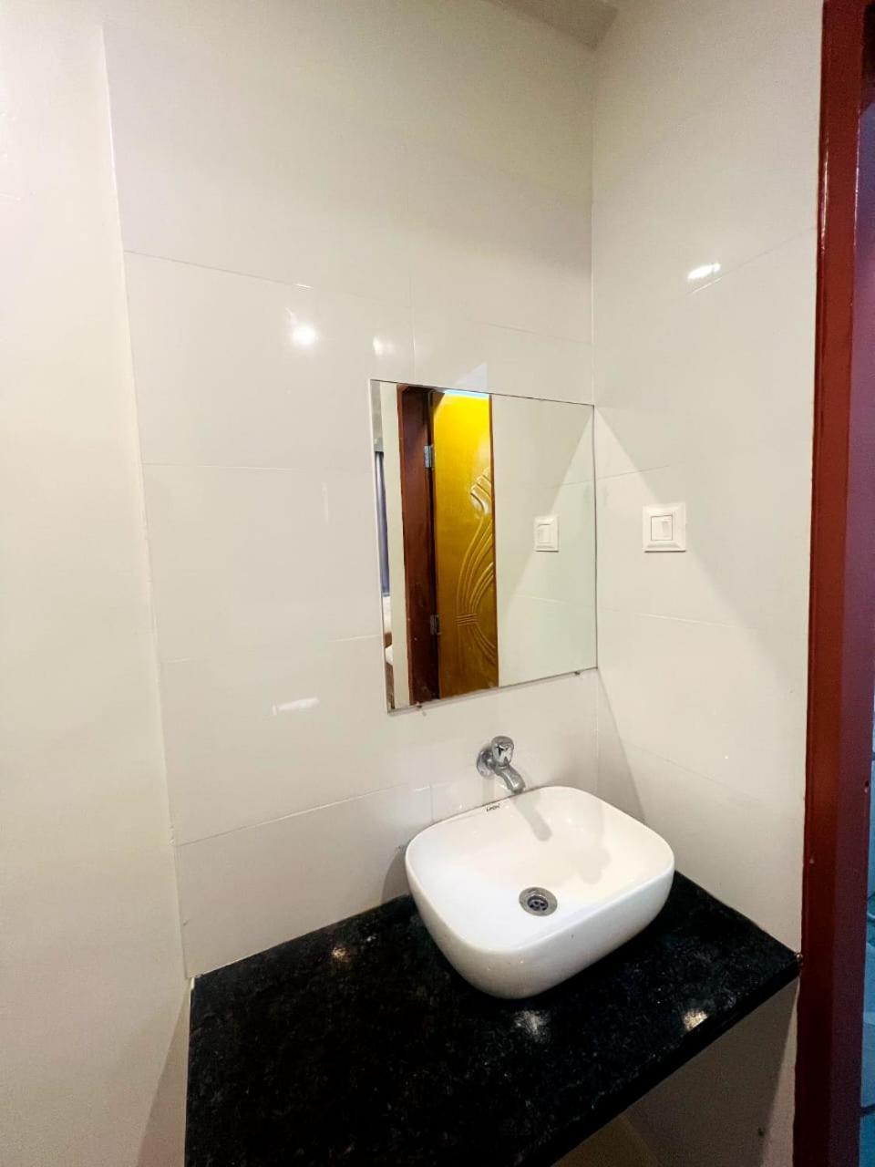 Hotel Sai Smruti Ширді Екстер'єр фото