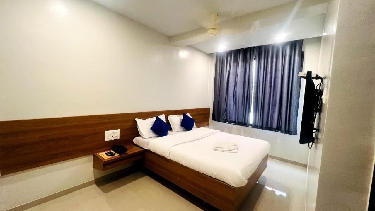 Hotel Sai Smruti Ширді Номер фото